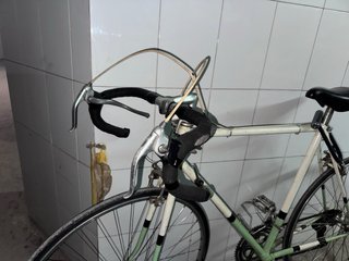 Bicicleta de carretera vintage con doble freno.