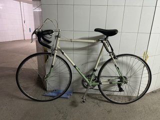Bicicleta de carretera vintage con doble freno.