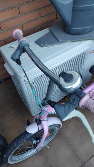 Bicicleta infantil rosa con silla para muñeco