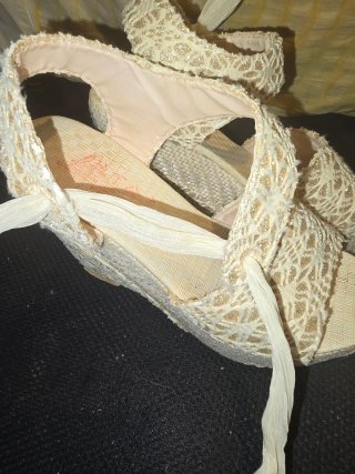 Cuñas beige y doradas talla 35