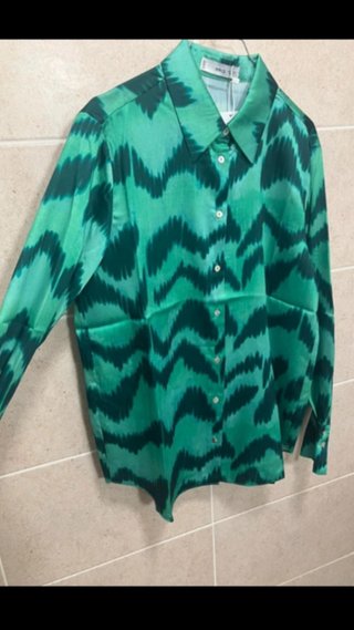 Blusa Mango verde estampada manga larga talla S