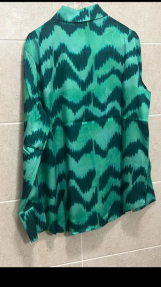 Blusa Mango verde estampada manga larga talla S