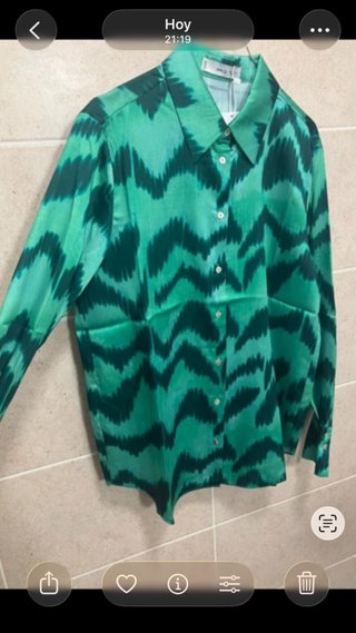 Blusa Mango verde estampada manga larga talla S