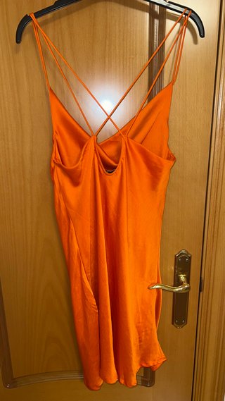 Vestido satinado tirantes naranja. Lefties.
