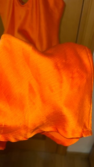 Vestido satinado tirantes naranja. Lefties.
