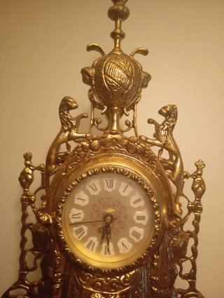 Reloj de sobremesa de bronce antiguo