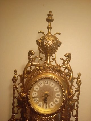 Reloj de sobremesa de bronce antiguo