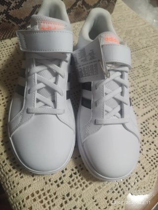 Zapatillas Adidas Blancas y Negras