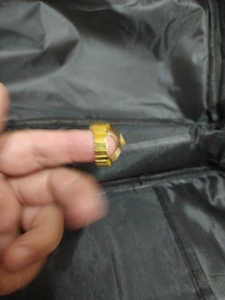 Anillo reloj dorado con pedrería