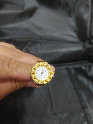 Anillo reloj dorado con pedrería