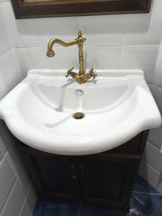Mueble lavabo con lavabo, grifo y espejo