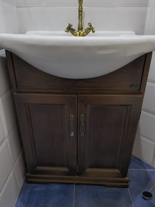 Mueble lavabo con lavabo, grifo y espejo