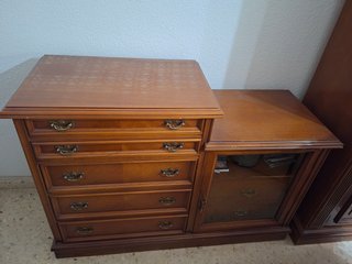Cómoda de madera con cajones y vitrina