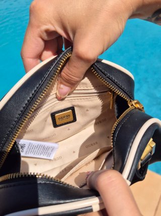 Bolso Guess Mildred Mini Bowler Negro/Beige