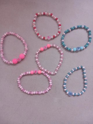 Braccialetti con lettere luminose