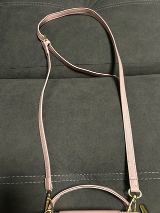 Bolso rosa con cadena dorada
