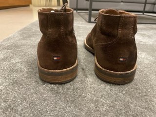 Botines Tommy Hilfiger ante hombre marrones
