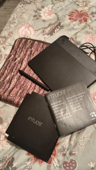 Tableta Gráfica Wacom Intuos + funda