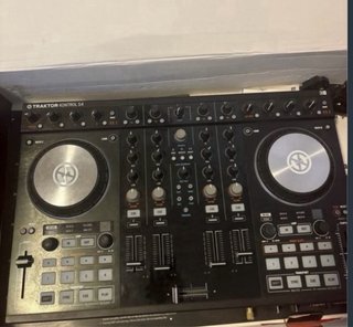 Controlador DJ Traktor Kontrol S4 MK2