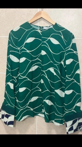 Blusa Mango verde volantes Talla XS