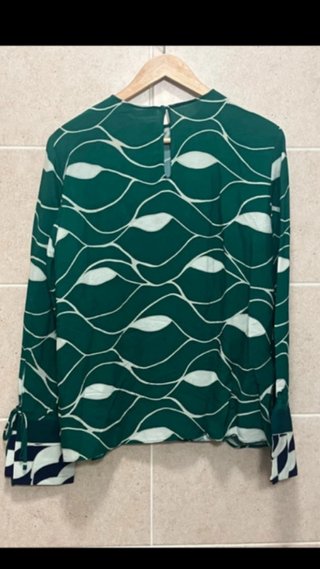 Blusa Mango verde volantes Talla XS
