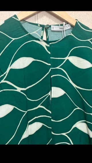 Blusa Mango verde volantes Talla XS