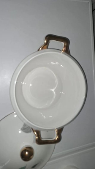Sopera de porcelana con detalles dorados