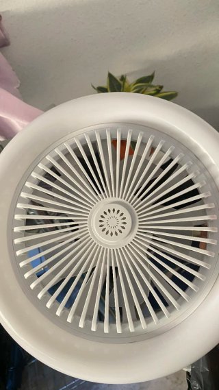 Ventilador y lámpara de techo blanco con mando