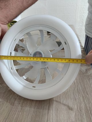 Ventilador y lámpara de techo blanco con mando