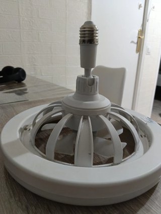 Ventilador y lámpara de techo blanco con mando