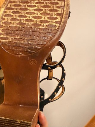 Sandalias negras con tachuelas doradas