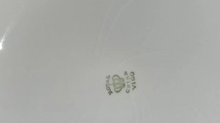 Salsera de porcelana con detalles dorados
