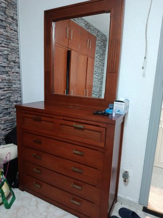 Cómoda de madera maciza con espejo