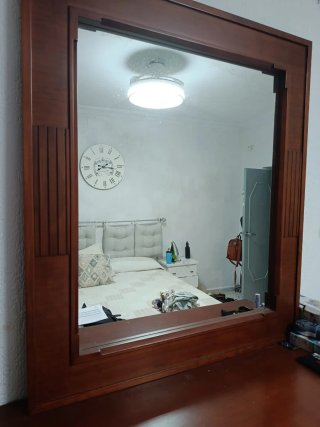 Cómoda de madera maciza con espejo