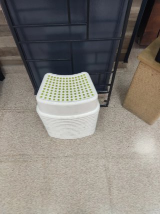 Escalón infantil blanco con puntos verdes