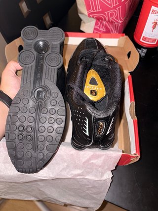 Nike Shox R4 Negro/Dorado
