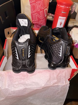 Nike Shox R4 Negro/Dorado
