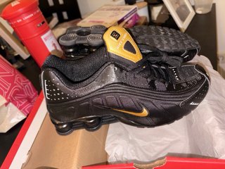 Nike Shox R4 Negro/Dorado