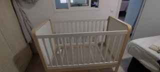 Cuna de bebé de madera y blanca