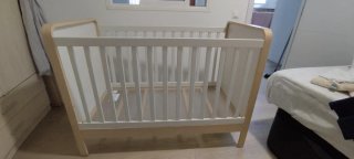Cuna de bebé de madera y blanca