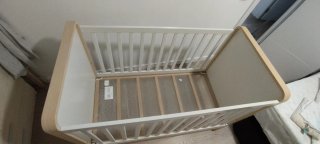 Cuna de bebé de madera y blanca
