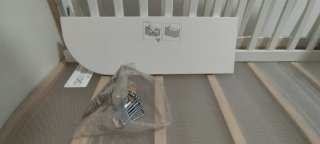 Cuna de bebé de madera y blanca