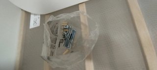 Cuna de bebé de madera y blanca