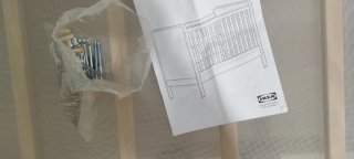 Cuna de bebé de madera y blanca
