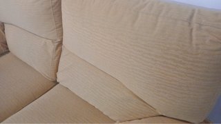 Sofá de tela beige de 2 plazas