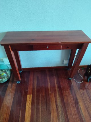 Mesa auxiliar de madera con ruedas