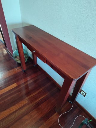 Mesa auxiliar de madera con ruedas