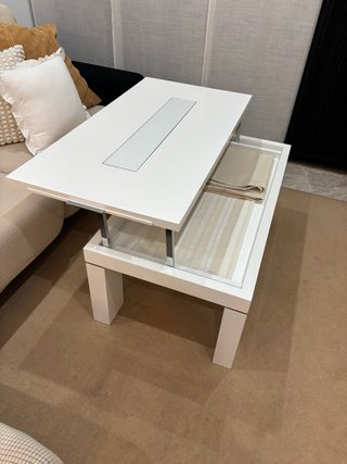 Mesa de centro blanca con detalle de cristal