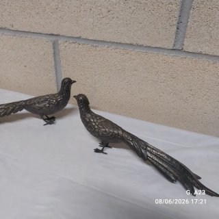 Figuras de pájaros de metal.