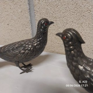 Figuras de pájaros de metal.